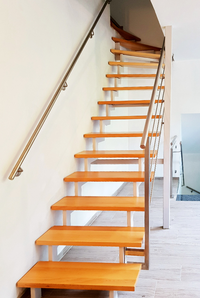 In Mülheim-Raffelberg konstruierte und montierte die Edelstahlschlosserei Nappenfeld eine Treppe mit Buchenstufen und zwei weißen Holmen In Mülheim-Raffelberg konstruierte und montierte die Edelstahlschlosserei Nappenfeld eine Treppe mit Buchenstufen und zwei weißen Holmen