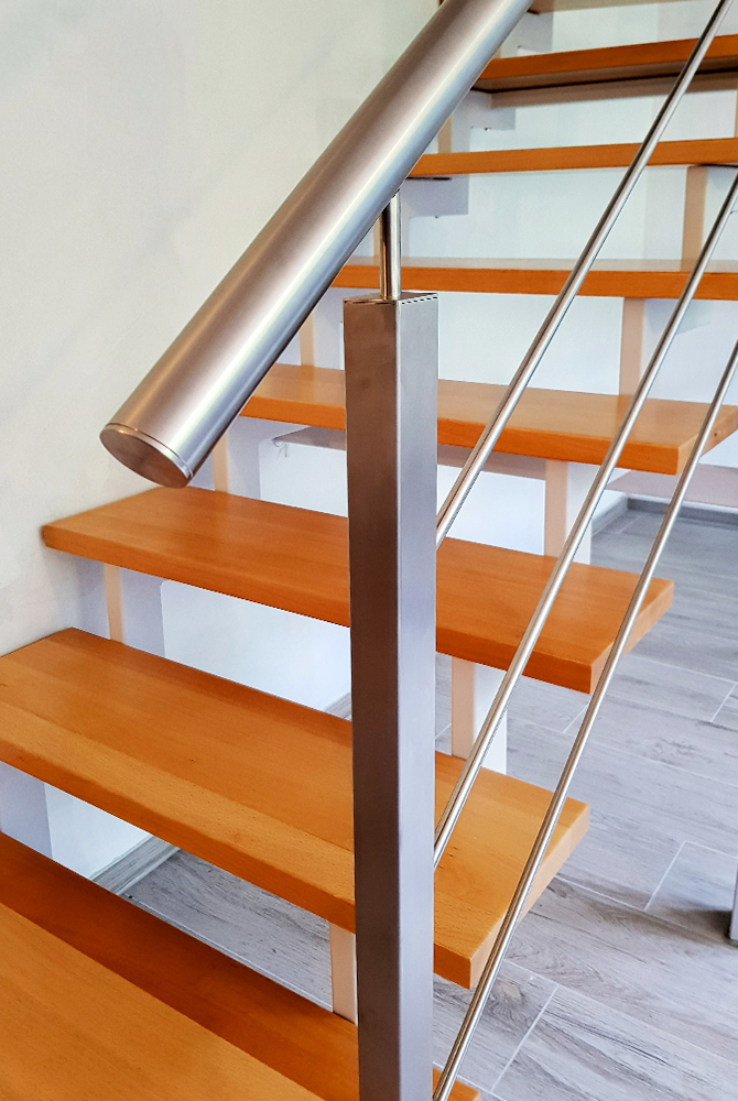 Detailaufnahme: In Mülheim-Raffelberg konstruierte und montierte die Edelstahlschlosserei Nappenfeld eine Treppe mit Buchenstufen und zwei weißen Holmen Detailaufnahme: In Mülheim-Raffelberg konstruierte und montierte die Edelstahlschlosserei Nappenfeld eine Treppe mit Buchenstufen und zwei weißen Holmen
