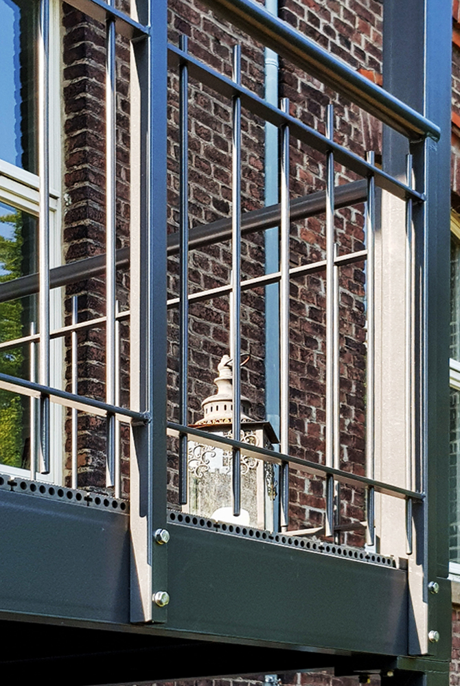 Detailaufnahme von neuer Balkonanlage in Essen, geplant und gebaut von der Edelstahlschlosserei Nappenfeld aus Mühlheim