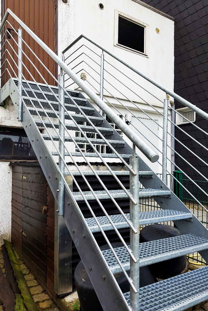 In Mülheim-Dümpten realisierte die Edelstahlschlosserei Nappenfeld eine feuerverzinkte Stahltreppe, die in den Garten des Wohnhauses führt In Mülheim-Dümpten realisierte die Edelstahlschlosserei Nappenfeld eine feuerverzinkte Stahltreppe, die in den Garten des Wohnhauses führt