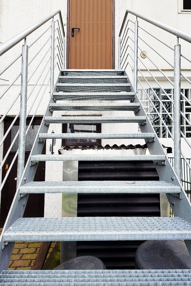In Mülheim-Dümpten realisierte die Edelstahlschlosserei Nappenfeld eine feuerverzinkte Stahltreppe, die in den Garten des Wohnhauses führt