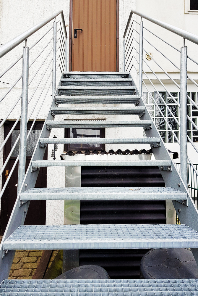 In Mülheim-Dümpten realisierte die Edelstahlschlosserei Nappenfeld eine feuerverzinkte Stahltreppe, die in den Garten des Wohnhauses führt In Mülheim-Dümpten realisierte die Edelstahlschlosserei Nappenfeld eine feuerverzinkte Stahltreppe, die in den Garten des Wohnhauses führt