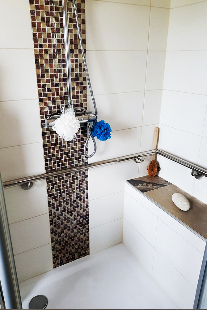 Für den Dusch- und Badbereich eines Wohnhauses in Essen-Kettwig fertigte die Edelstahlschlosserei Nappenfeld aus Mühlheim einen hochglanzpolierten V4A-Edelstahlhandlauf