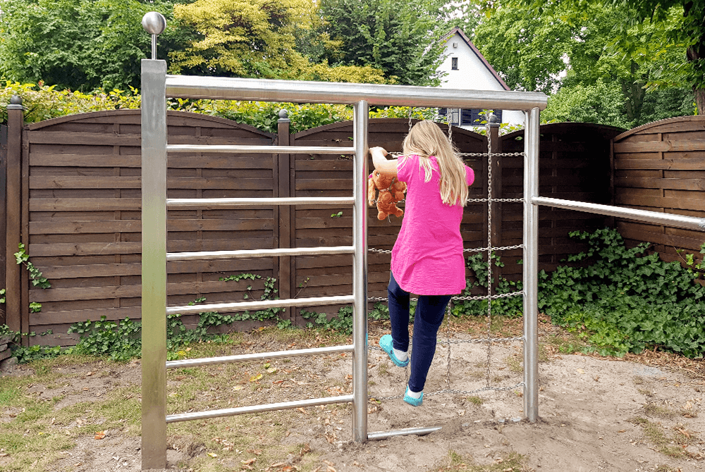 Klettergerüst aus Edelstah in Mülheim-Raffelbergl: Edelstahlschlosserei Nappenfeld aus Mühlheimrealisierte diese Sonderanfertigung mit Ketten und geschliffener Oberfläche.