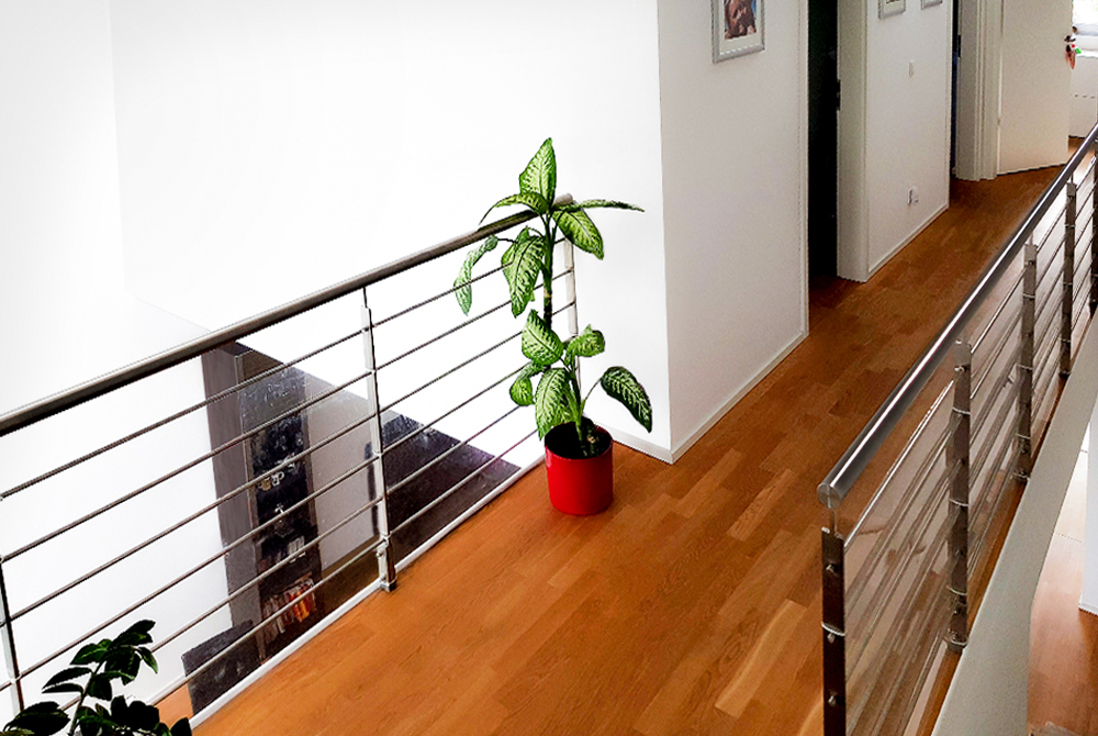 Edelstahlschlosserei Nappenfeld realisierte für eine modernes Wohnhaus ein Edelstahl-Geländer in Mülheim-Selbeck, das die Brücke zwischen den Gebäudeteilen verschönert und im Obergeschoss als Balustrade inszeniert ist Edelstahlschlosserei Nappenfeld realisierte für eine modernes Wohnhaus ein Edelstahl-Geländer in Mülheim-Selbeck, das die Brücke zwischen den Gebäudeteilen verschönert und im Obergeschoss als Balustrade inszeniert ist