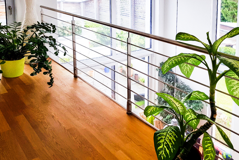 Edelstahlschlosserei Nappenfeld realisierte für eine modernes Wohnhaus ein Edelstahl-Geländer in Mülheim-Selbeck, das die Brücke zwischen den Gebäudeteilen verschönert und im Obergeschoss als Balustrade inszeniert ist