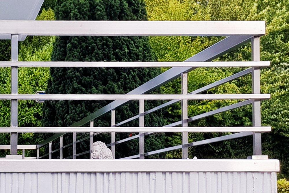 In Mülheim-Heißen konstruierte der Edelstahlexperte Nappenfeld zwei Balkon-Brüstungsgeländer mit Edelstahlabdeckung