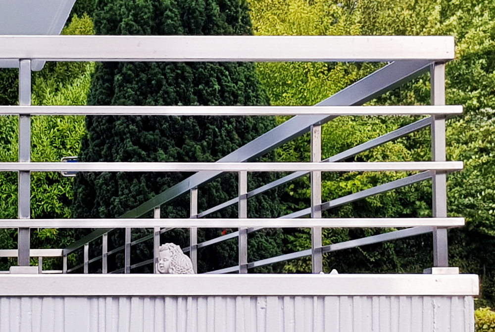 In Mülheim-Heißen konstruierte der Edelstahlexperte Nappenfeld zwei Balkon-Brüstungsgeländer mit Edelstahlabdeckung In Mülheim-Heißen konstruierte der Edelstahlexperte Nappenfeld zwei Balkon-Brüstungsgeländer mit Edelstahlabdeckung