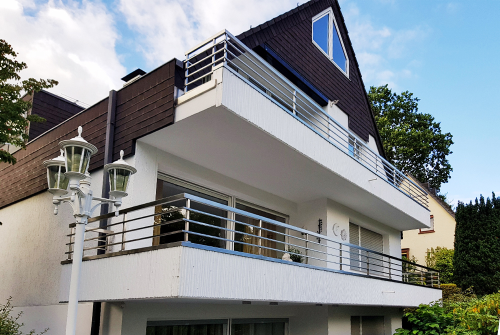 In Mülheim-Heißen konstruierte der Edelstahlexperte Nappenfeld zwei Balkon-Brüstungsgeländer mit Edelstahlabdeckung In Mülheim-Heißen konstruierte der Edelstahlexperte Nappenfeld zwei Balkon-Brüstungsgeländer mit Edelstahlabdeckung