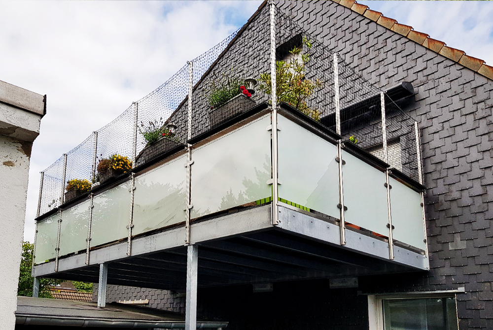 Für ein Zweifamilienhaus in Mülheim-Dümpten, fertigte die Edelstahlschlosserei Nappenfeld aus Mühlheim eine Balkonanlage in verzinkter Ausführung und mit mattweißem Sicherheitsglas. Für ein Zweifamilienhaus in Mülheim-Dümpten, fertigte die Edelstahlschlosserei Nappenfeld aus Mühlheim eine Balkonanlage in verzinkter Ausführung und mit mattweißem Sicherheitsglas.