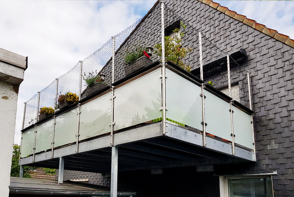 Für ein Zweifamilienhaus in Mülheim-Dümpten, fertigte die Edelstahlschlosserei Nappenfeld aus Mühlheim eine Balkonanlage in verzinkter Ausführung und mit mattweißem Sicherheitsglas.