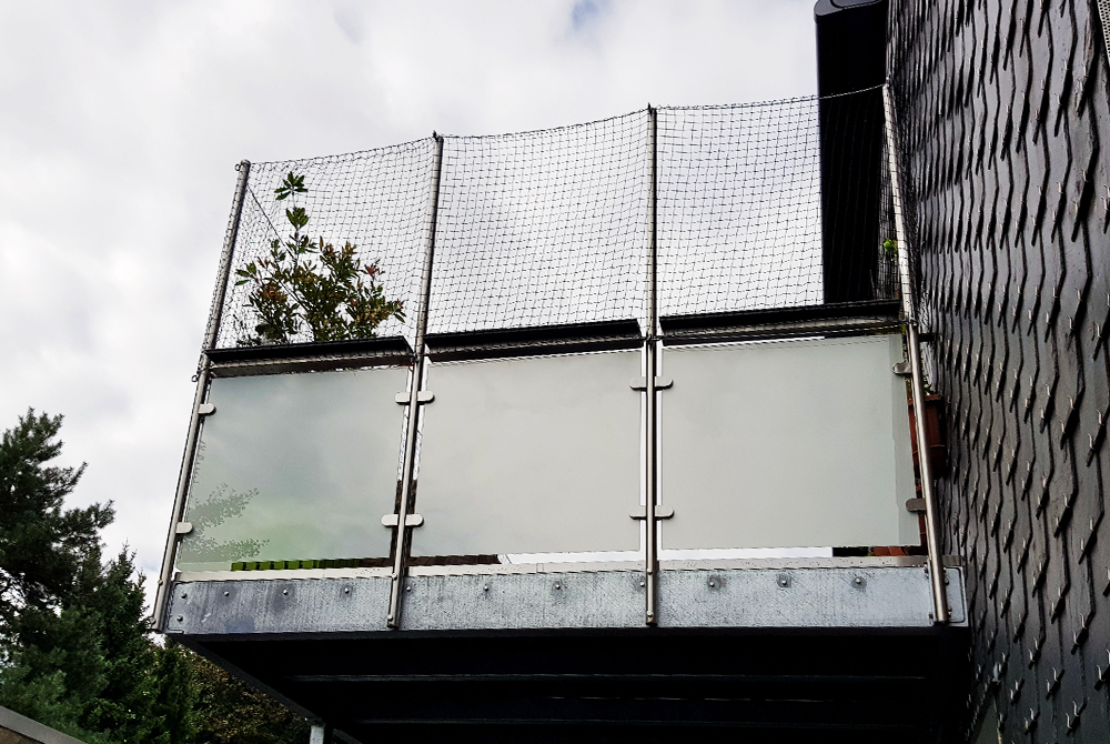 Für ein Zweifamilienhaus in Mülheim-Dümpten, fertigte die Edelstahlschlosserei Nappenfeld aus Mühlheim eine Balkonanlage in verzinkter Ausführung und mit mattweißem Sicherheitsglas. Für ein Zweifamilienhaus in Mülheim-Dümpten, fertigte die Edelstahlschlosserei Nappenfeld aus Mühlheim eine Balkonanlage in verzinkter Ausführung und mit mattweißem Sicherheitsglas.