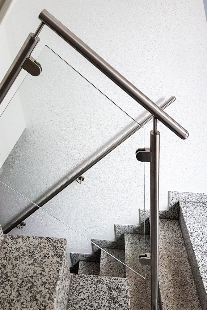 In Mühlheim wurde ein altes Haus renoviert und Edelstahlschlosserei Nappenfeld steuerte neue Edelstahl-Geländer in Schräglage mit Sicherheitsglas bei In Mühlheim wurde ein altes Haus renoviert und Edelstahlschlosserei Nappenfeld steuerte neue Edelstahl-Geländer in Schräglage mit Sicherheitsglas bei