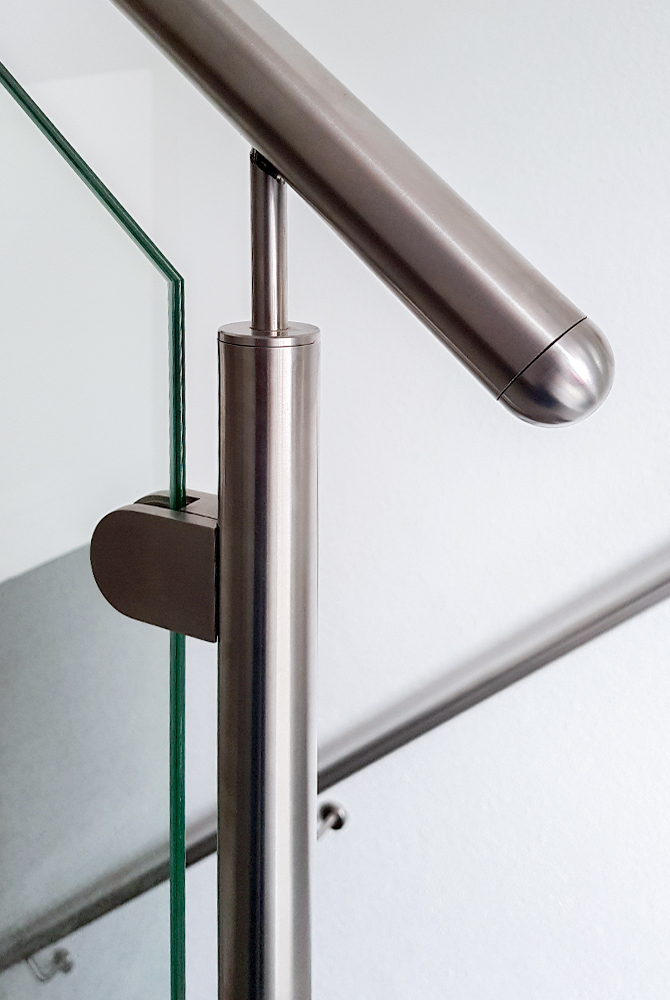 In Mühlheim wurde ein altes Haus renoviert und Edelstahlschlosserei Nappenfeld steuerte neue Edelstahl-Geländer in Schräglage mit Sicherheitsglas bei In Mühlheim wurde ein altes Haus renoviert und Edelstahlschlosserei Nappenfeld steuerte neue Edelstahl-Geländer in Schräglage mit Sicherheitsglas bei