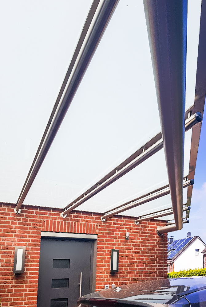 Edelstahlschlosserei Nappenfeld aus Mühlheim realisierte ein 4 x 4 m großes Edelstahl-Vordach aus Rundrohren in Kombination mit Flachstahl in Essen
