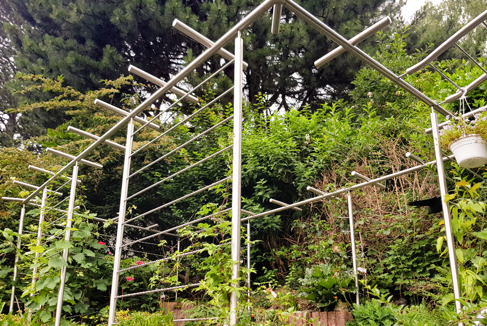 Edelstahlschlosserei Nappenfeld realisierte ein 6×4 Meter großes Rankgerüst als Rundrohr-Konstruktion in einem Garten in Mülheim