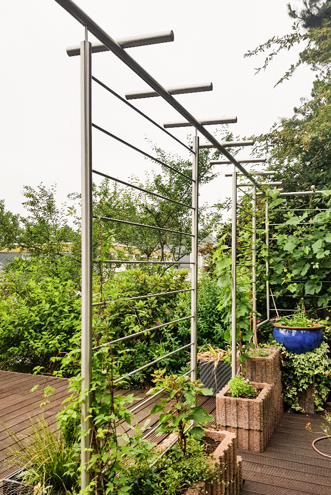 Edelstahlschlosserei Nappenfeld realisierte ein 6×4 Meter großes Rankgerüst als Rundrohr-Konstruktion in einem Garten in Mülheim