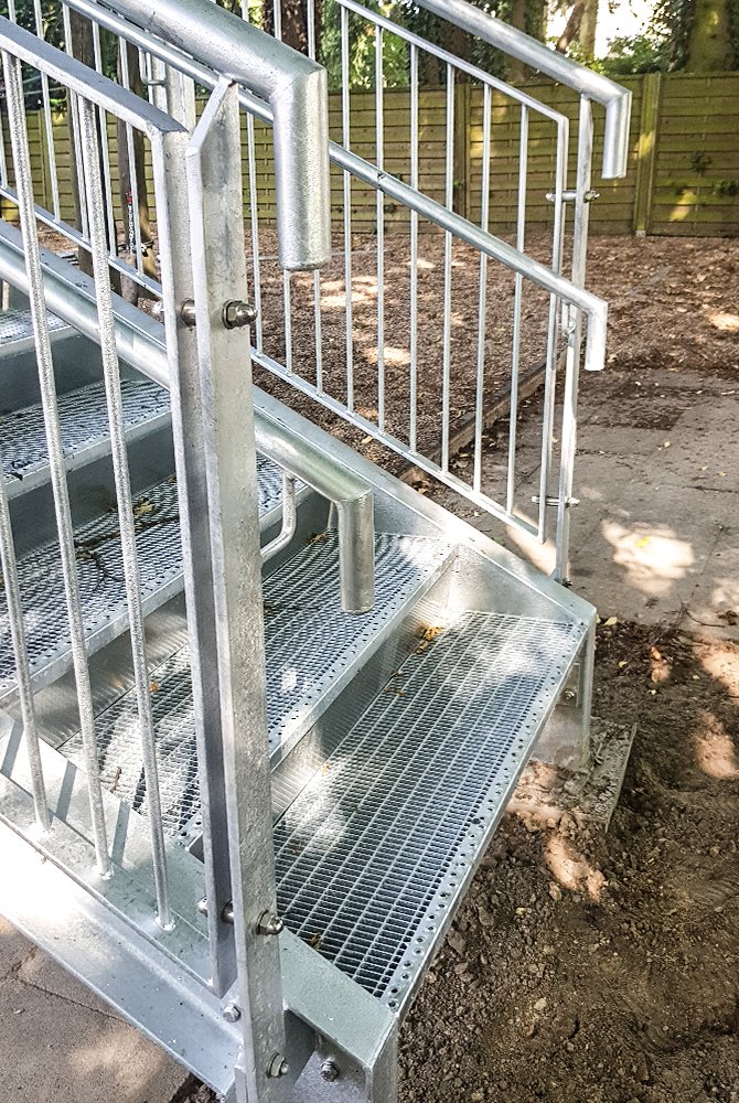 In Mülheim-Heißen realisierte die Edelstahlschlosserei Nappenfeld eine neue Treppe als Fluchtweg für eine KiTa