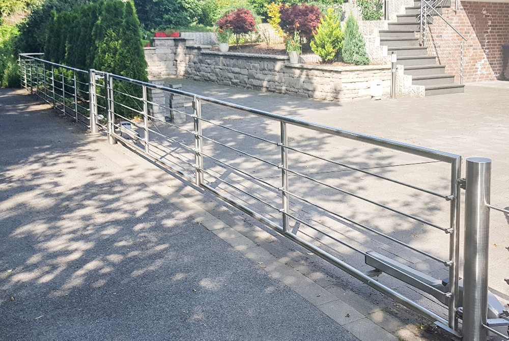 In Mülheim montierte die Edelstahlschlosserei Nappenfeld eine neue zweiflügelige Toranlage mit integrierter Zusatztür und Grundstückszaun aus Rundrohre In Mülheim montierte die Edelstahlschlosserei Nappenfeld eine neue zweiflügelige Toranlage mit integrierter Zusatztür und Grundstückszaun aus Rundrohre