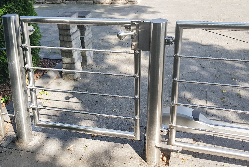 In Mülheim montierte die Edelstahlschlosserei Nappenfeld eine neue zweiflügelige Toranlage mit integrierter Zusatztür und Grundstückszaun aus Rundrohre In Mülheim montierte die Edelstahlschlosserei Nappenfeld eine neue zweiflügelige Toranlage mit integrierter Zusatztür und Grundstückszaun aus Rundrohre