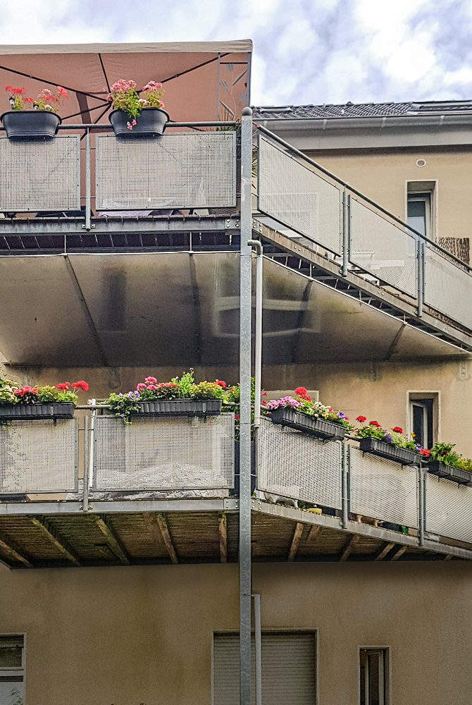 Edelstahlschlosserei Nappenfeld realisierte eine neue dreieckige Balkonanlage mit Bangkirai-Holz in Mülheim Edelstahlschlosserei Nappenfeld realisierte eine neue dreieckige Balkonanlage mit Bangkirai-Holz in Mülheim