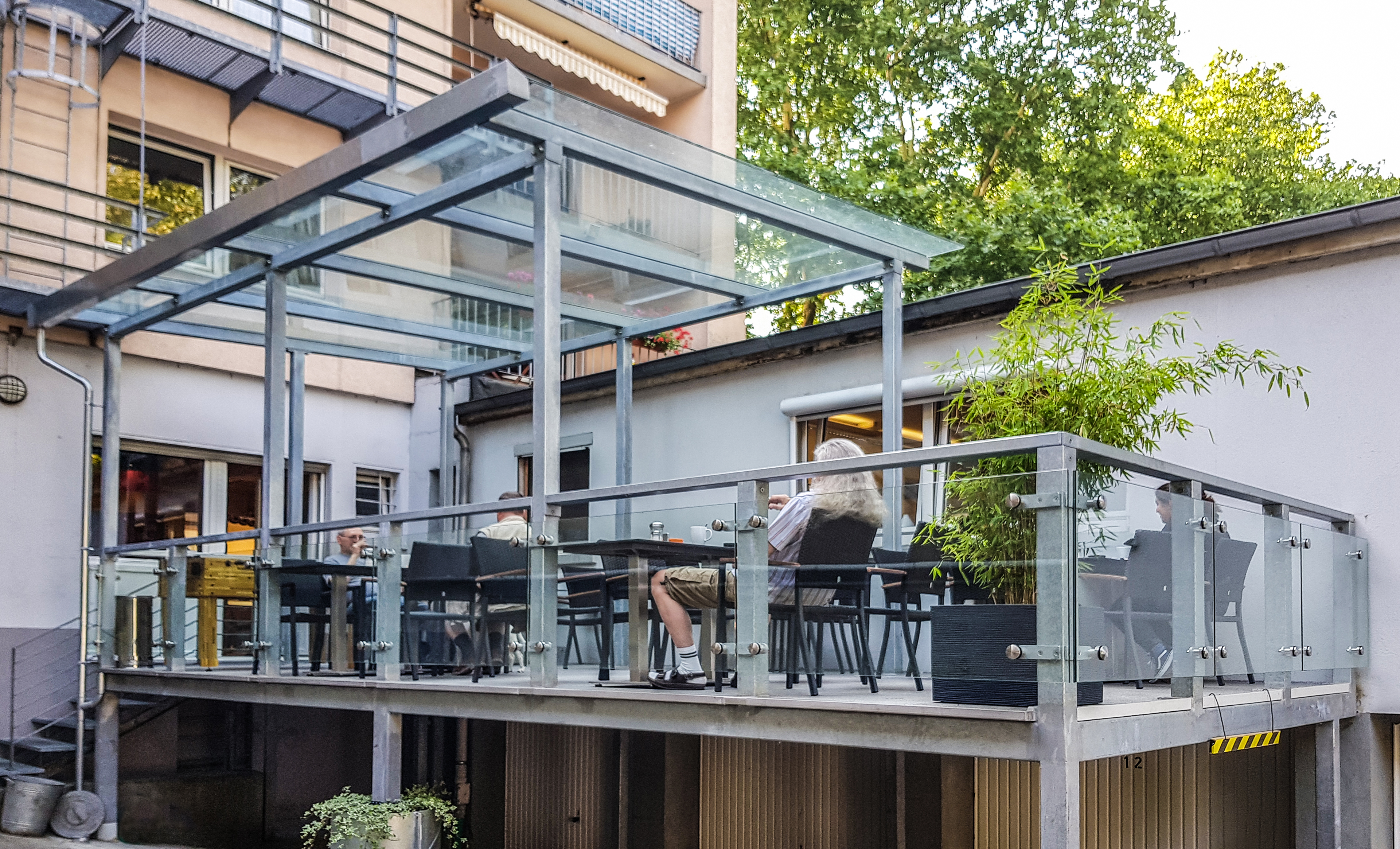 Edelstahlschlosserei Nappenfeld aus Mühlheim realisierte in Zusammenarbeit mit dem Architekten-Büro Albrecht aus Essen für das diakonische Werk in Mülheim an der Ruhr einen großen, überdachten Balkon