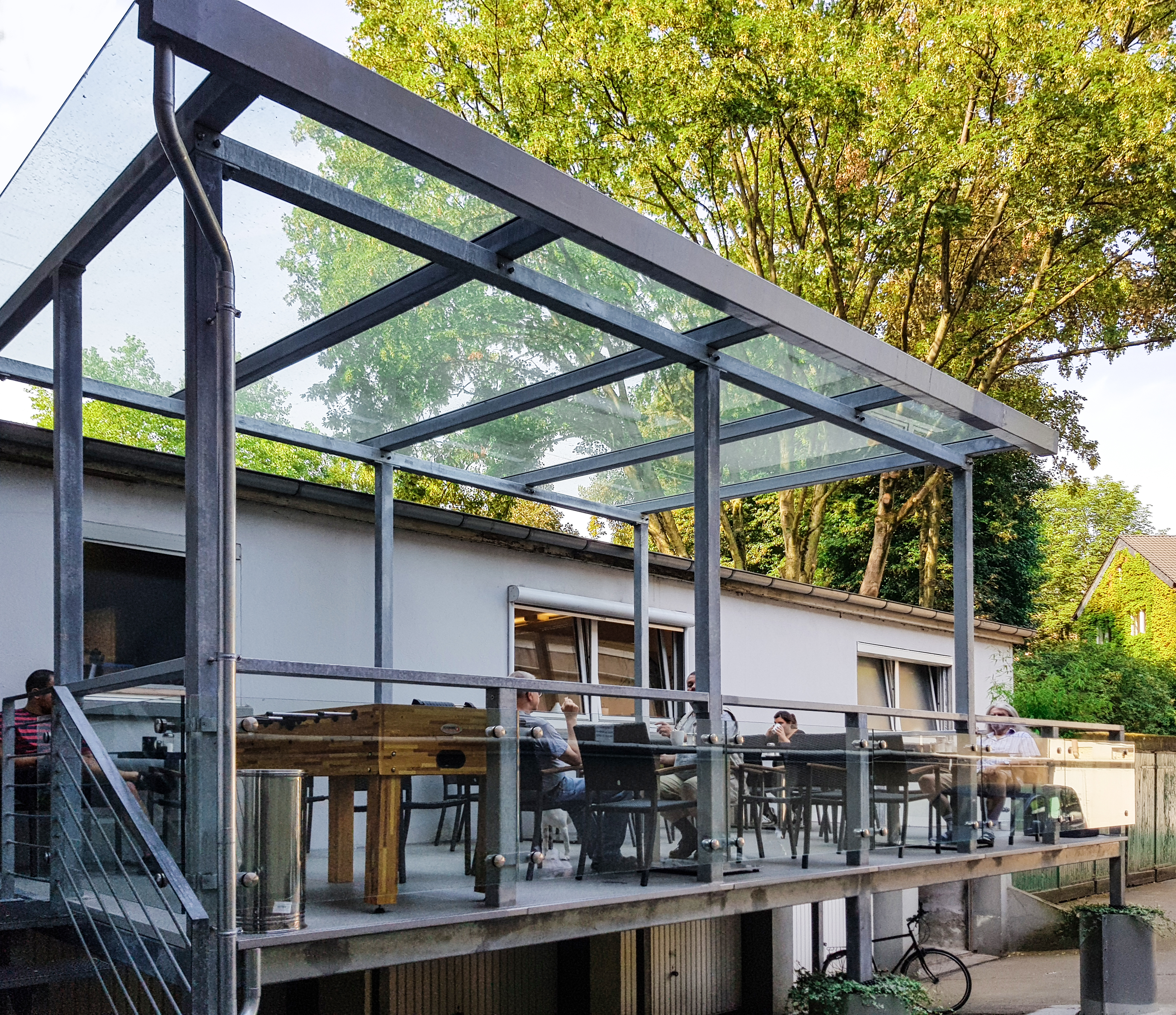 Edelstahlschlosserei Nappenfeld aus Mühlheim realisierte in Zusammenarbeit mit dem Architekten-Büro Albrecht aus Essen für das diakonische Werk in Mülheim an der Ruhr einen großen, überdachten Balkon