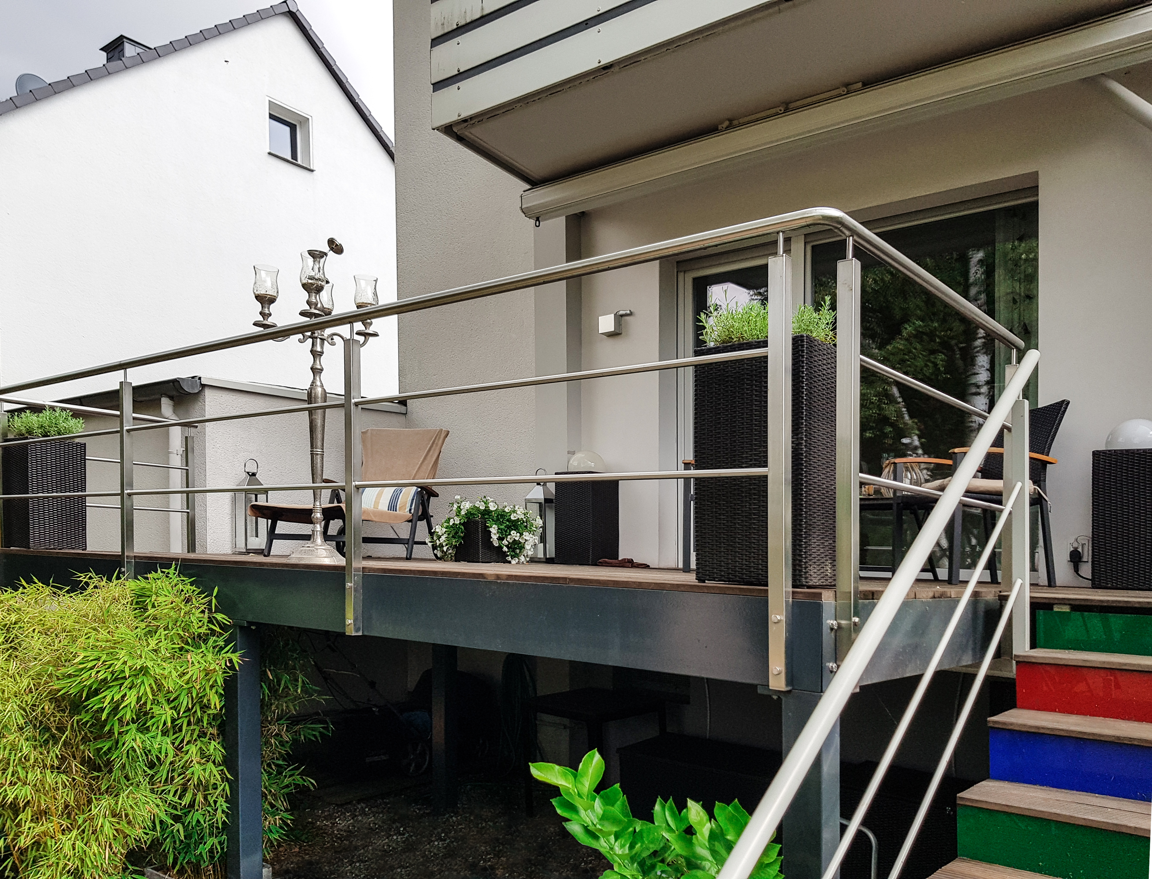 Edelstahlschlosserei Nappenfeld aus Mühlheim, der Spezialist für Geländer-Konstruktionen, entwickelte und montierte einen Edelstahlaufgang an der Außentreppe dieses altehrwürdigen Hause