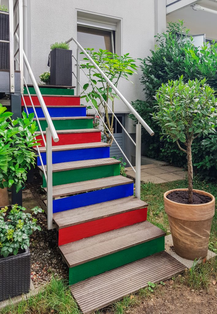 Edelstahlschlosserei Nappenfeld aus Mühlheim, der Spezialist für Geländer-Konstruktionen, entwickelte und montierte einen Edelstahlaufgang an der Außentreppe dieses altehrwürdigen Hause