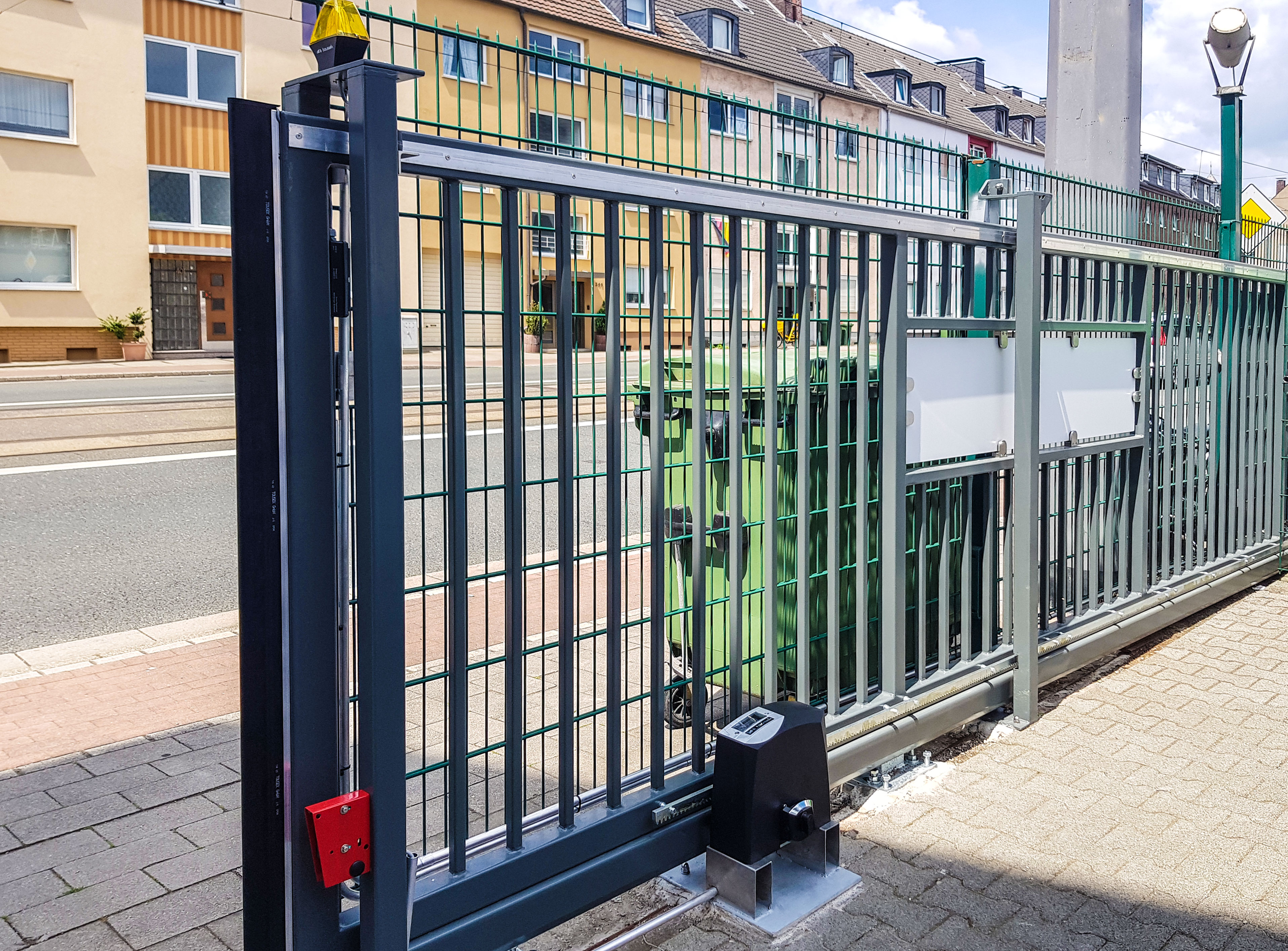 Für ein Baddesign-Unternehmen aus Oberhausen konstruierte die Edelstahlschlosserei Nappenfeld eine Schwebe-Toranlage aus pulverbeschichtetem Stahl mit elektrischem Antrieb