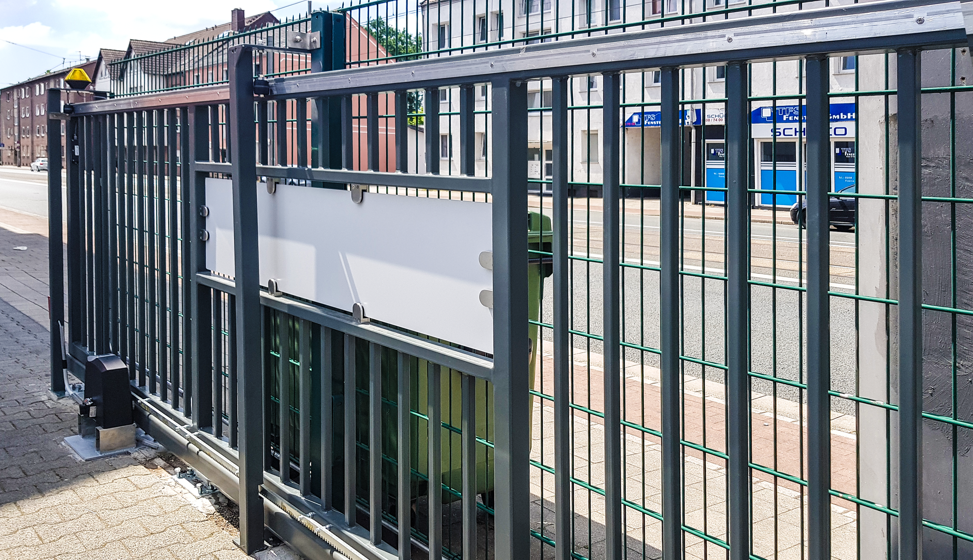 Für ein Baddesign-Unternehmen aus Oberhausen konstruierte die Edelstahlschlosserei Nappenfeld eine Schwebe-Toranlage aus pulverbeschichtetem Stahl mit elektrischem Antrieb