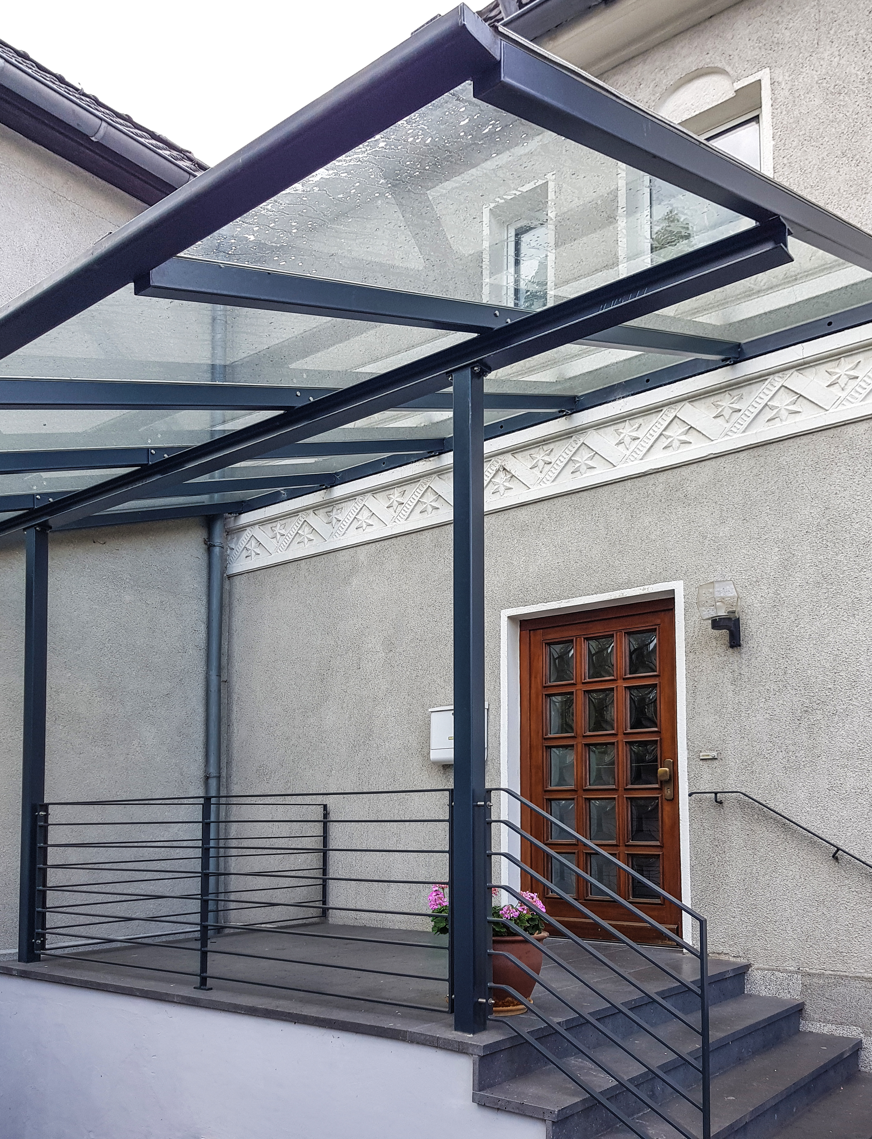 In Mülheim-Saarn realisierte Mülheims Edelstahl-Experte Nappenfeld ein neues, großes Vordach mit integrierten Geländern für ein Einfamilienhaus