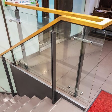 In Essen-Mitte realisierte der Edelstahl-Spezialist Nappenfeld aus Mülheim eine neue Stahl-Treppe mit Geländer aus Edelstahl, integriertem Sicherheitsglas und einem Handlauf aus edlem Holz In Essen-Mitte realisierte der Edelstahl-Spezialist Nappenfeld aus Mülheim eine neue Stahl-Treppe mit Geländer aus Edelstahl, integriertem Sicherheitsglas und einem Handlauf aus edlem Holz