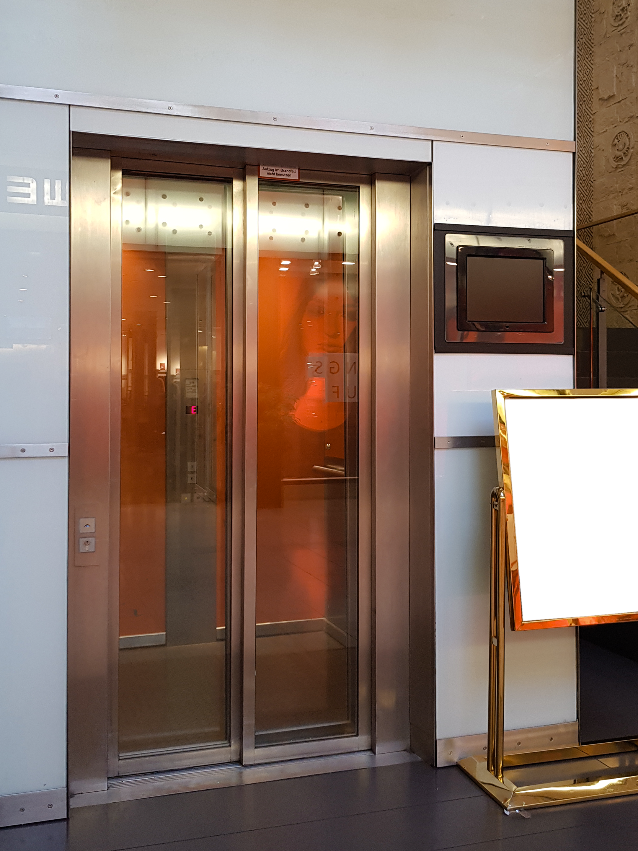 In Essen-Mitte realisierte der Edelstahl-Spezialist Nappenfeld für den Aufzug des Geschäftshauses einen neuen Edelstahl-Rahmen, der mit mattem Glas verschönert wurde