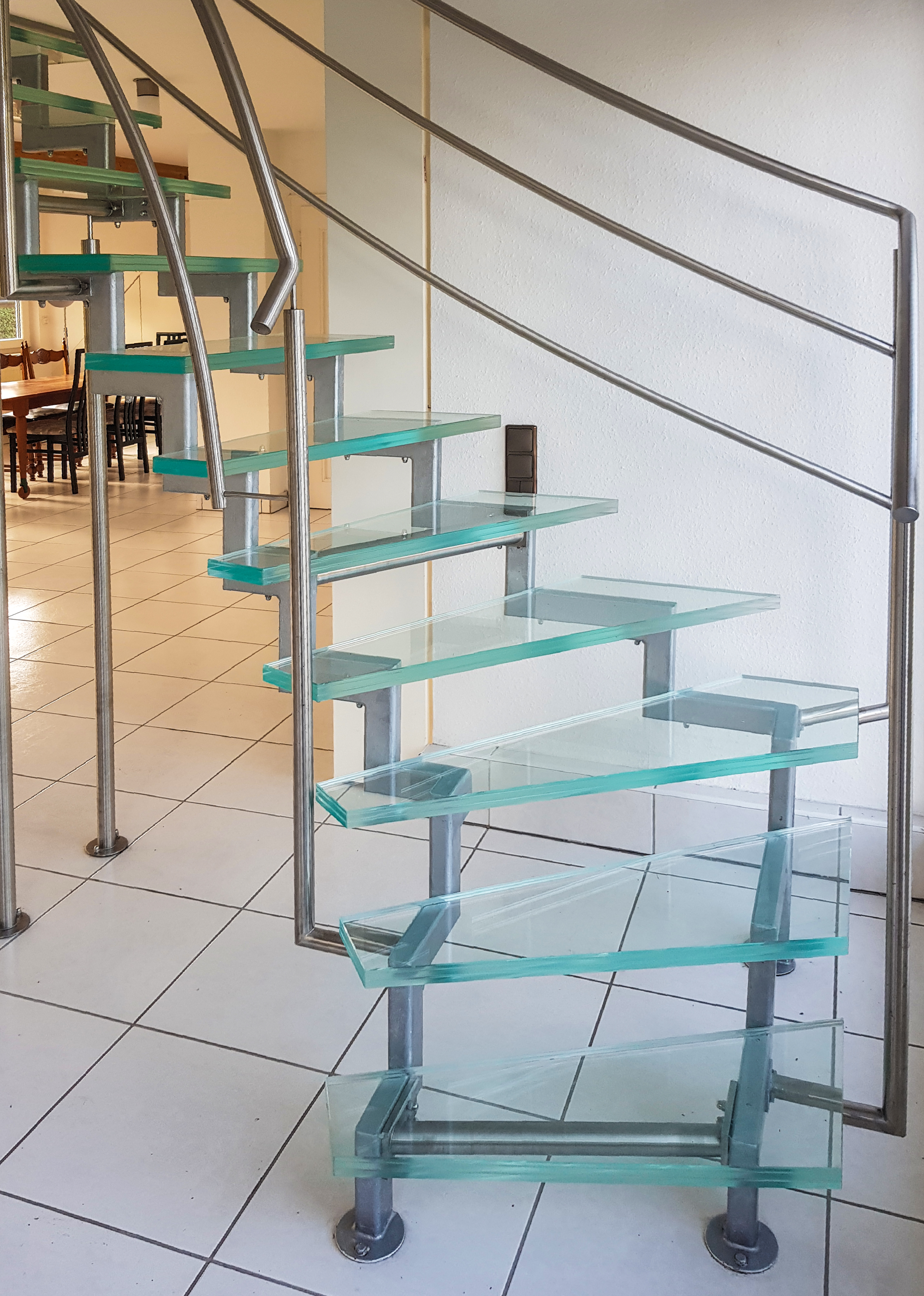 Die Edelstahlschlosserei aus dem Ruhrgebiet konstruierte eine neue Glas-Stahl-Treppe in leichter Ausführung.