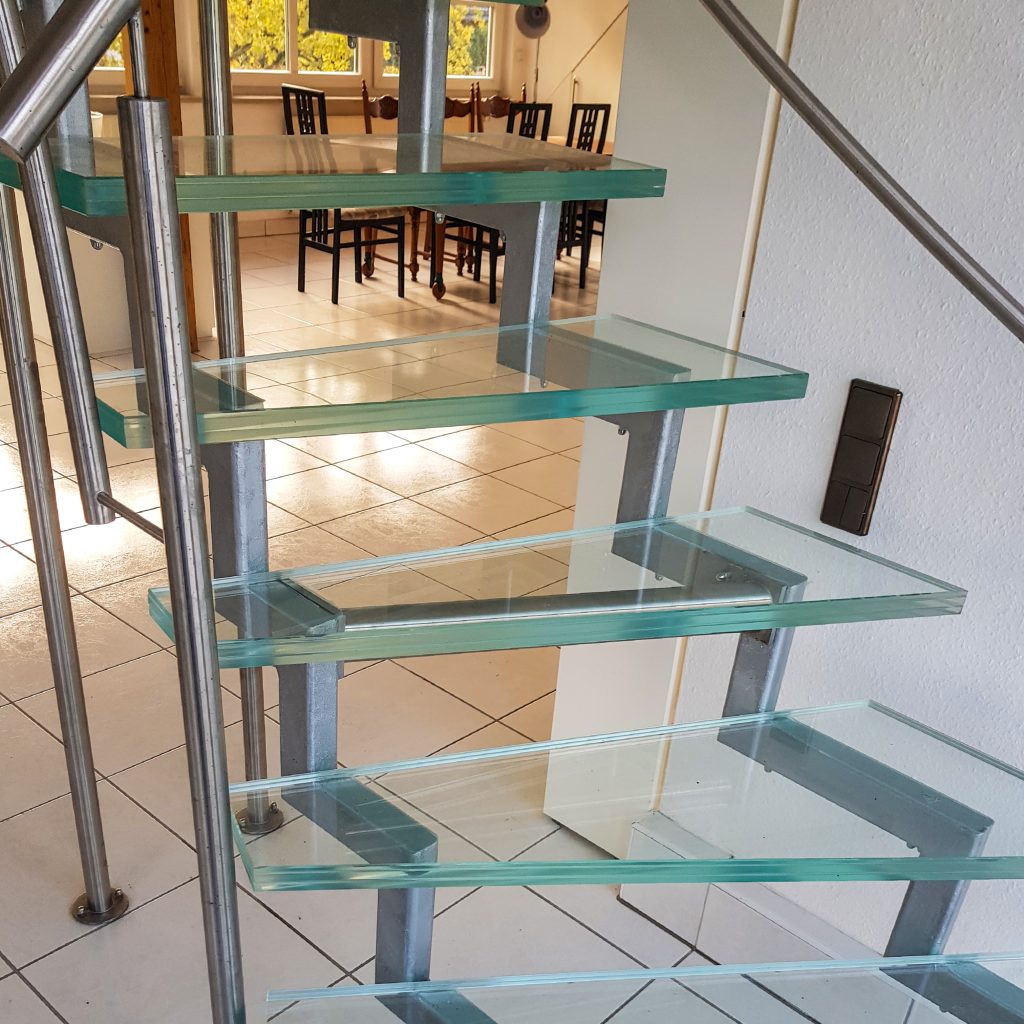 Treppe aus Stahl und Glas  Nappenfeld Edelstahl Schlosserei in