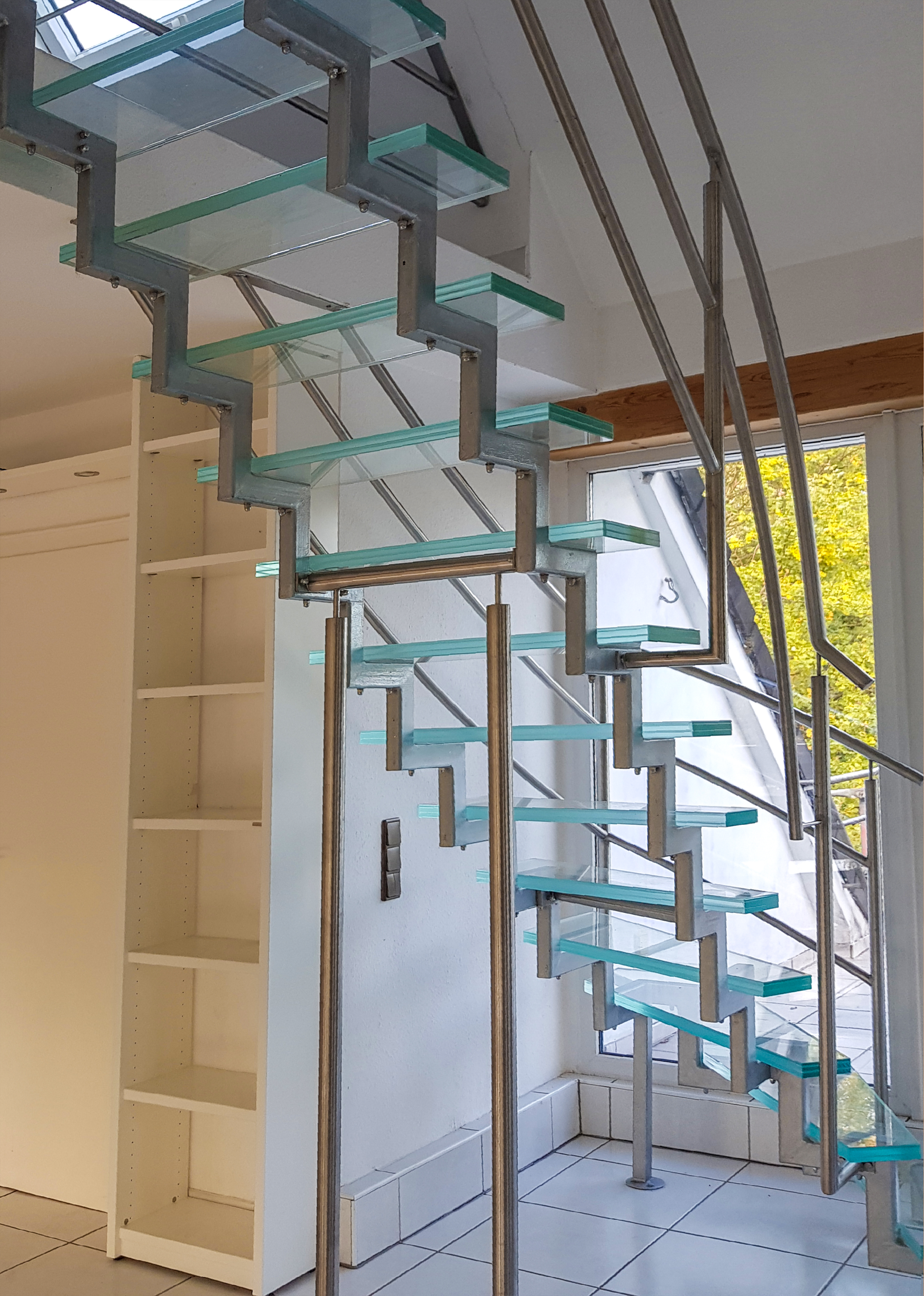 Die Edelstahlschlosserei aus dem Ruhrgebiet konstruierte eine neue Glas-Stahl-Treppe in leichter Ausführung.
