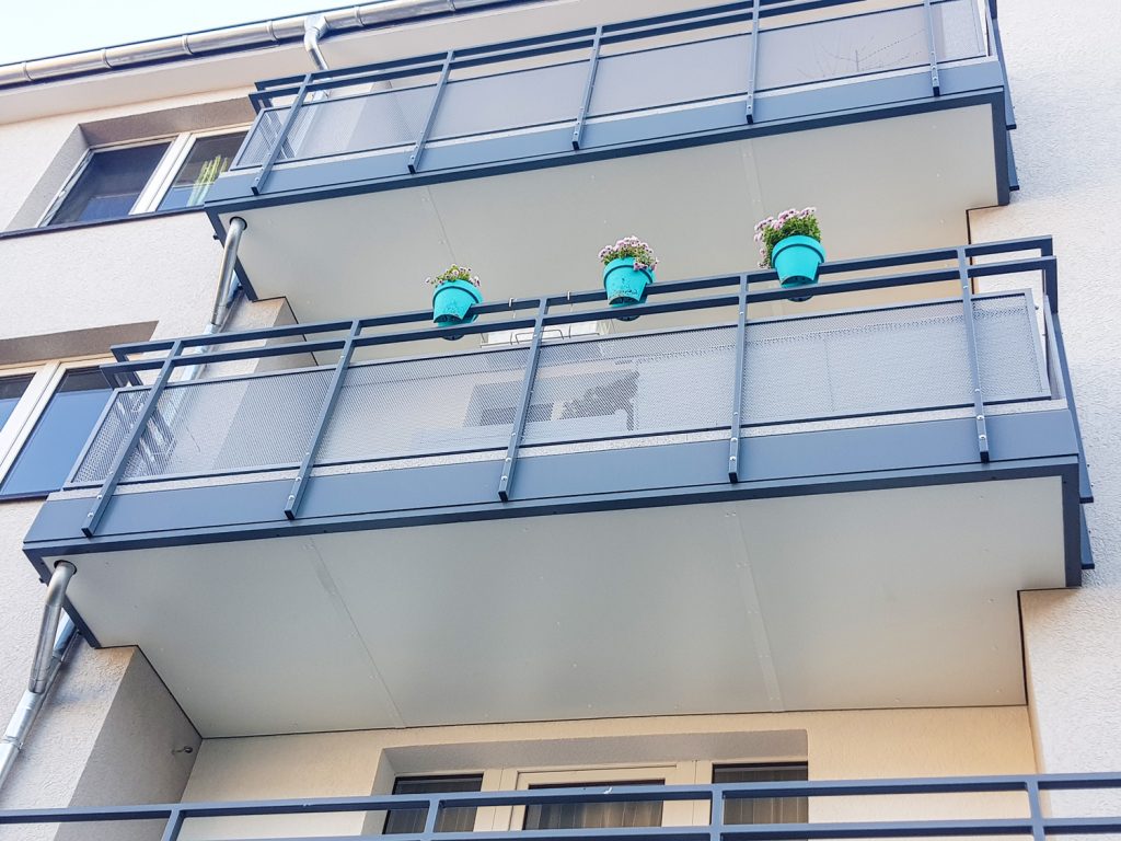 Für eine Wohnungsbaugesellschaft aus Duisburg erneuerte und vergrößerte die Edelstahlschlosserei Nappenfeld 15 Balkonanlagen auf einen Streich.