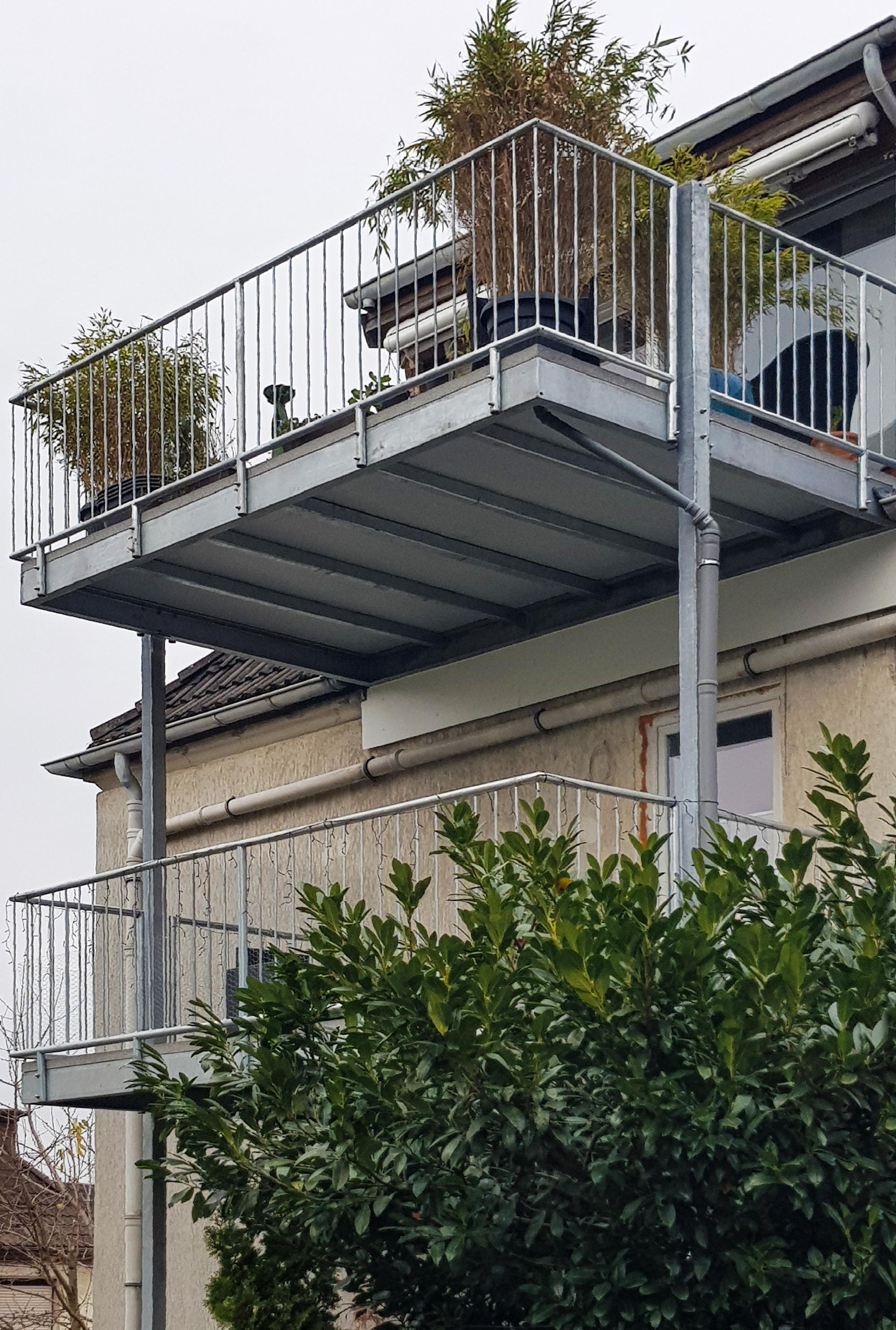 Vom Bauantrag bis zur Fertigstellung hat Nappenfeld, die Edelstahlschlosserei aus dem Ruhrgebiet, zwei neue Balkone in verzinkter Ausführung in Essen realisiert