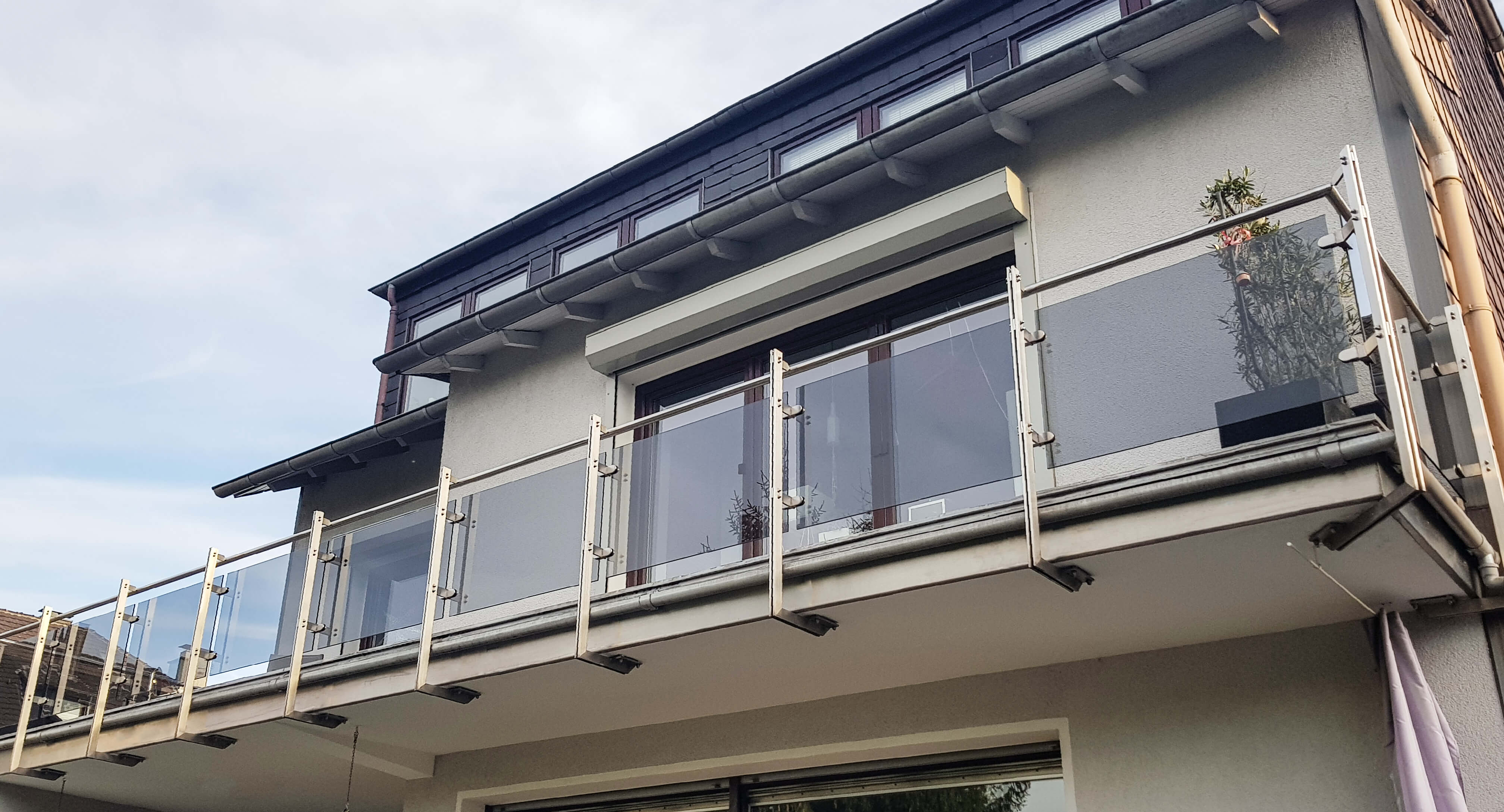 Acht Meter Balkongeländer aus Edelstahl verbaute die Edelstahlschlosserei Nappenfeld für ein 3-Familienhaus in Mülheim