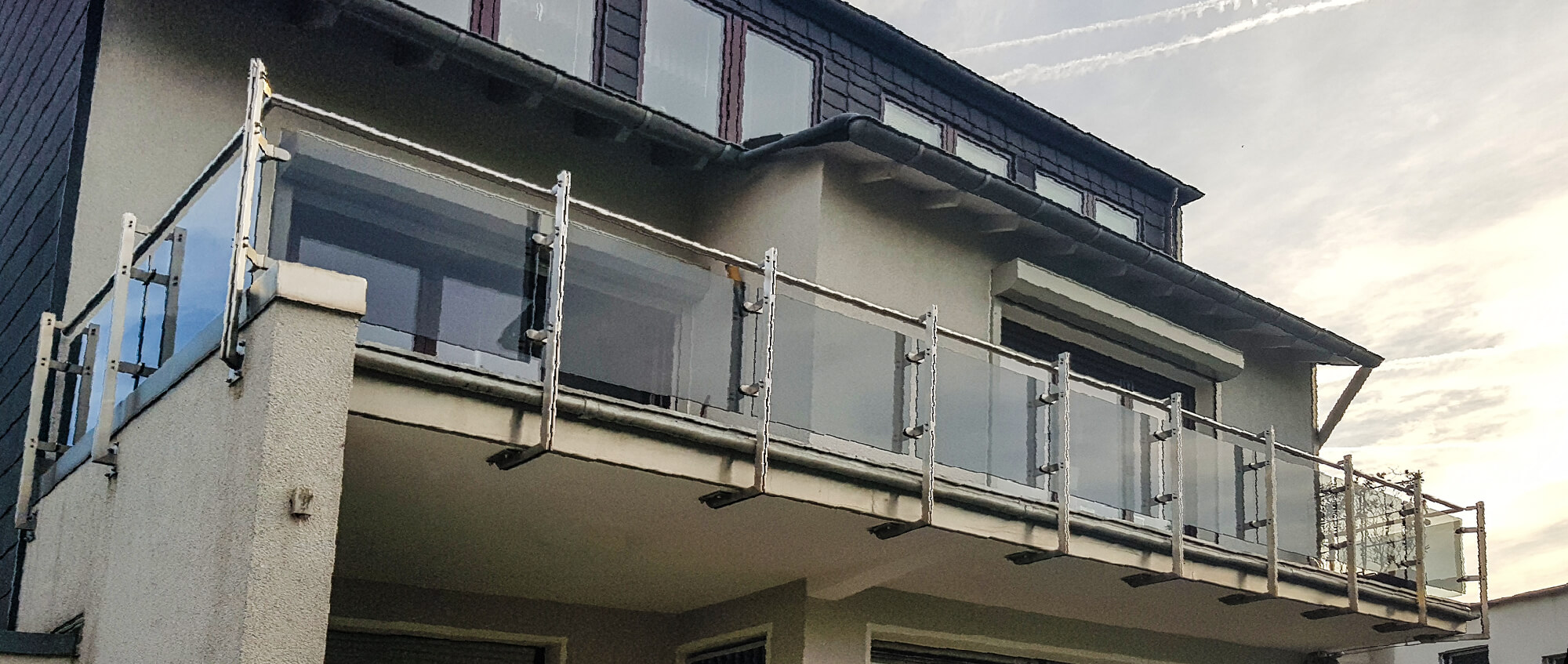 Acht Meter Balkongeländer aus Edelstahl verbaute die Edelstahlschlosserei Nappenfeld für ein 3-Familienhaus in Mülheim