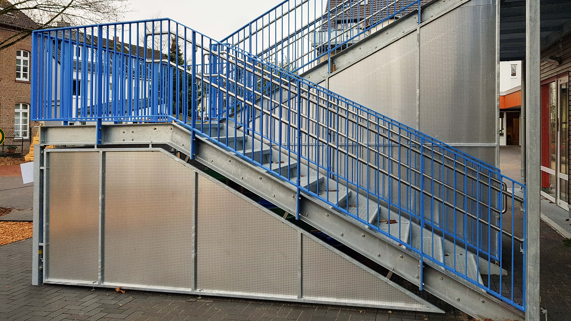 In Mülheim realisierte die Edelstahlschlosserei Nappenfeld eine neue Treppe als Fluchtweg samt einer Einhausung für Spielzeug in pulverbeschichtetem Material