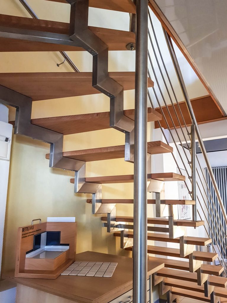 Für die Ausstellung eines Sanitär-Unternehmens aus Oberhausen konstruierte die Edelstahlschlosserei Nappenfeld aus Mühlheim eine neue Treppe aus Holz und Stahl
