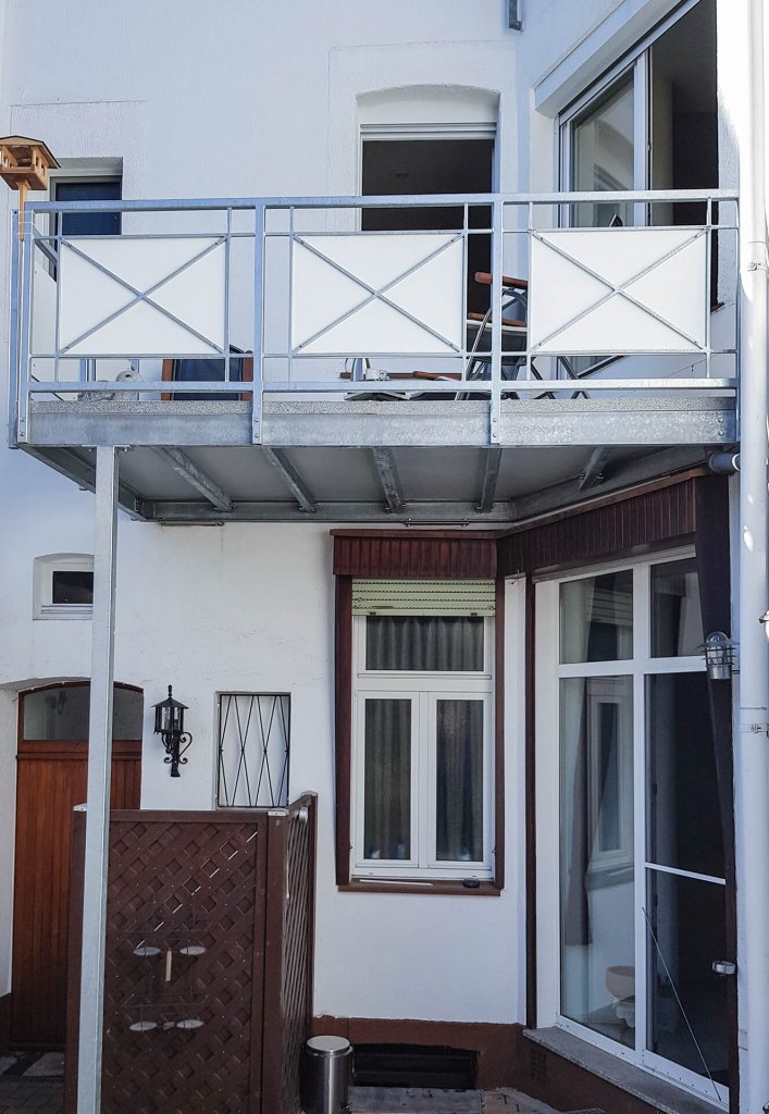 Exakt an die Nische angepasst, montierte der Edelstahl-Experte Nappenfeld den verzinkten Balkon in der schwierigen Position in Mühlheim