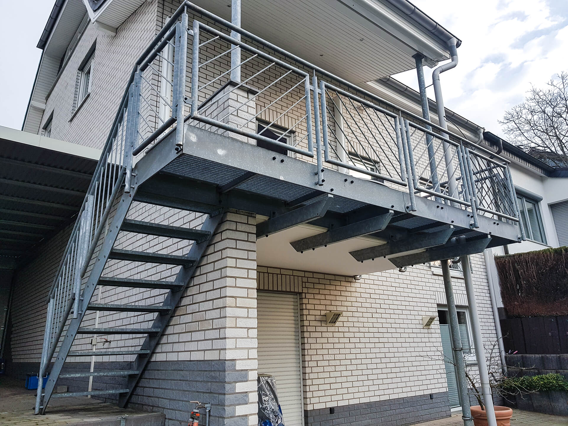 Die Edelstahlschlosserei Nappenfeld montierte eine neue verzinkte Stahl-Treppe inklusive Balkonvergrößerung in Mülheim an der Ruhr.