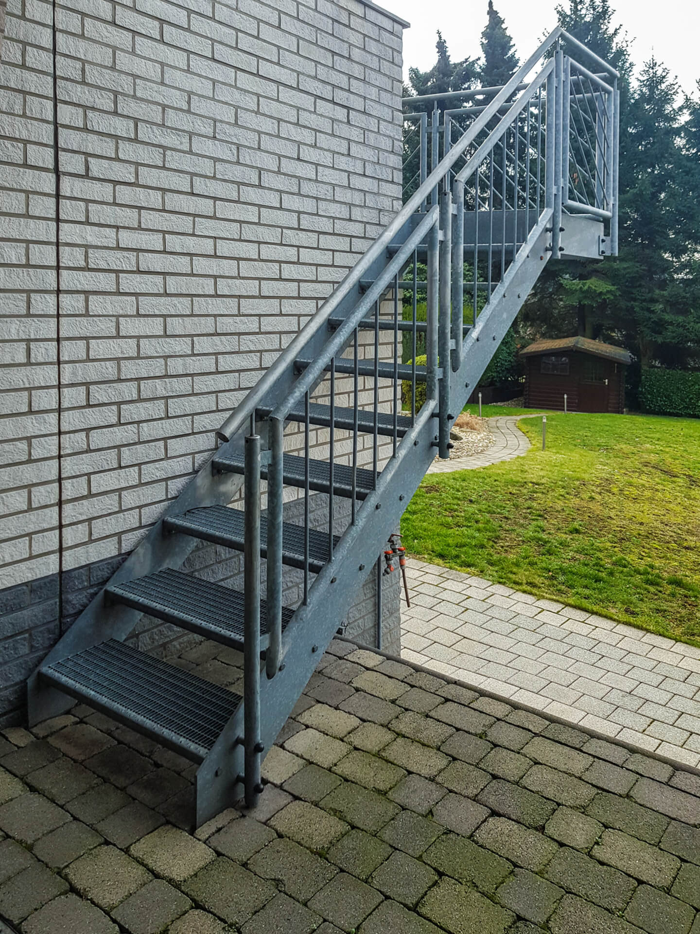 Die Edelstahlschlosserei Nappenfeld montierte eine neue verzinkte Stahl-Treppe inklusive Balkonvergrößerung in Mülheim an der Ruhr.