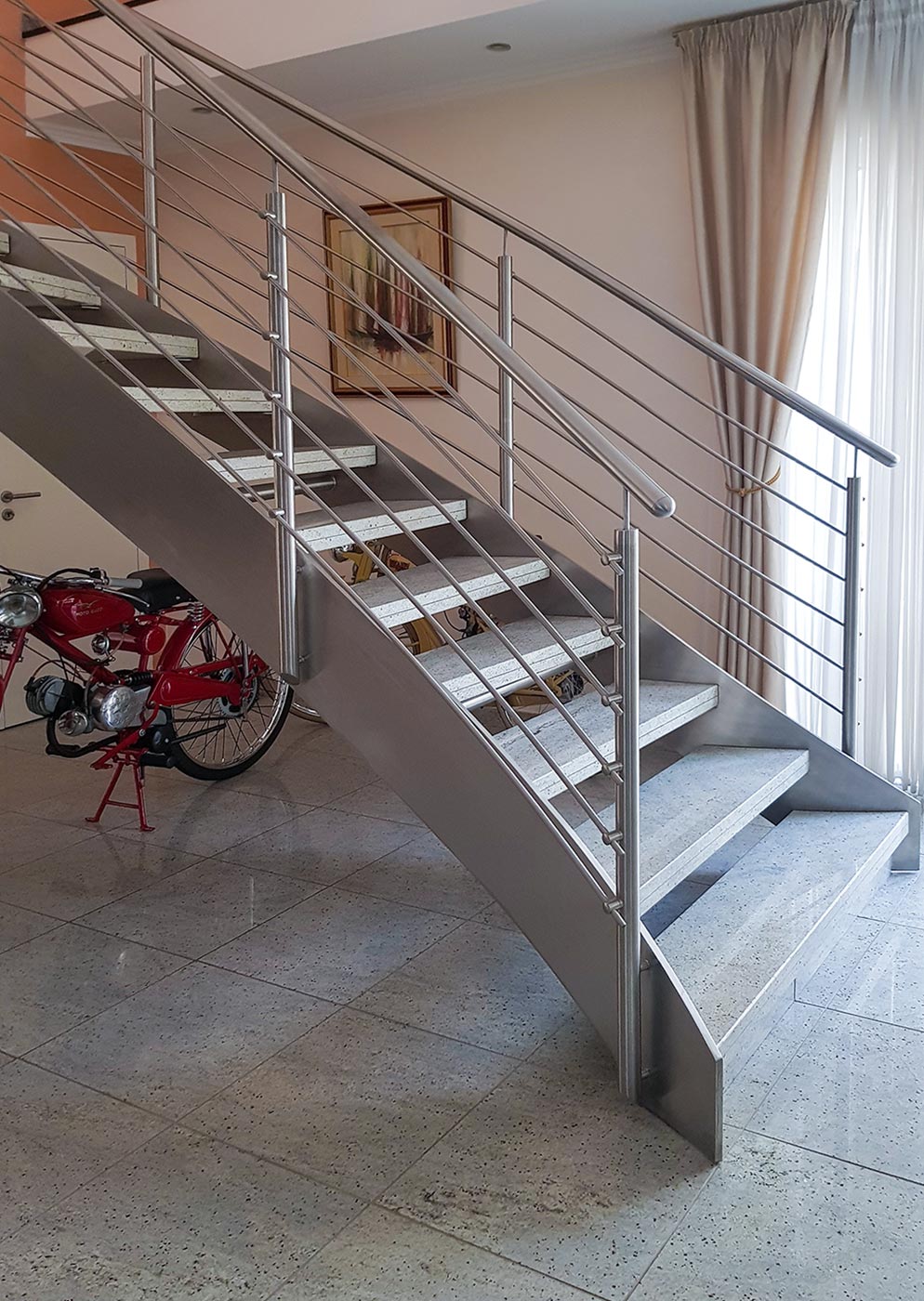 Neue Treppe aus Edelstahl montierte die Edelstahlschlosserei Nappenfeld in einer Villa in Mülheim