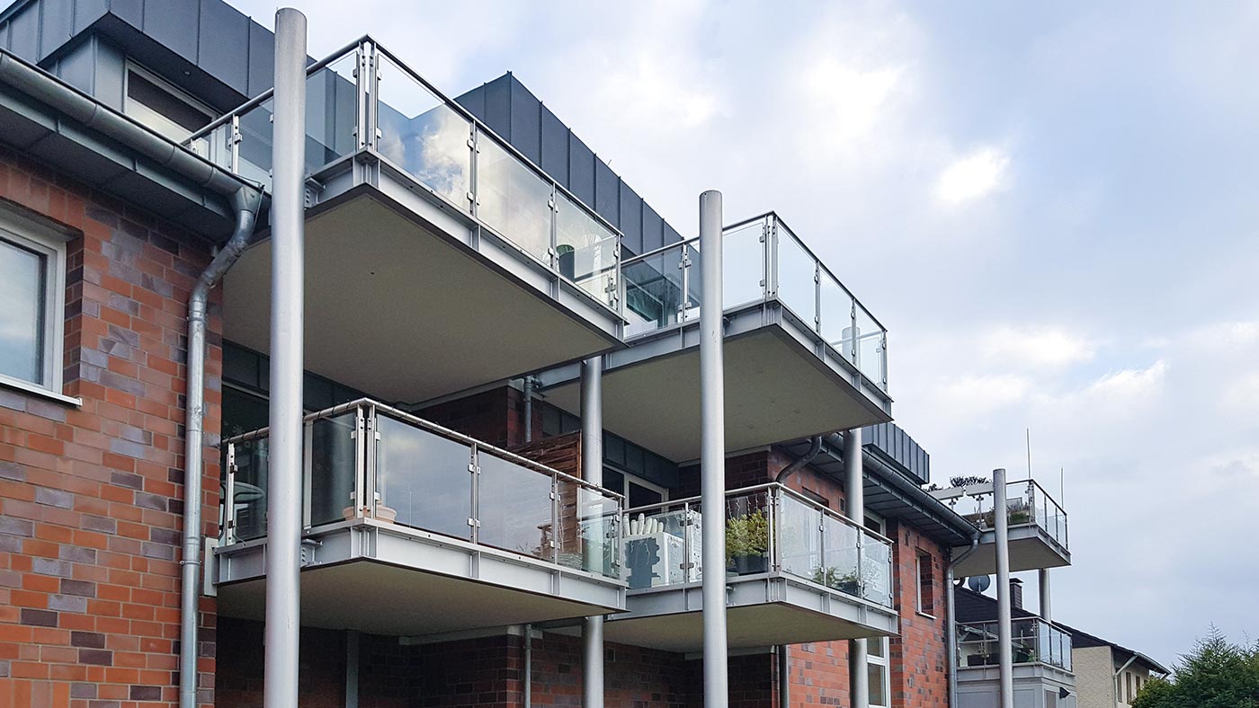 Neuen Balkone wurden an einem Haus in Mülheim von der Edelstahlschlosserei Nappenfeld montiert.