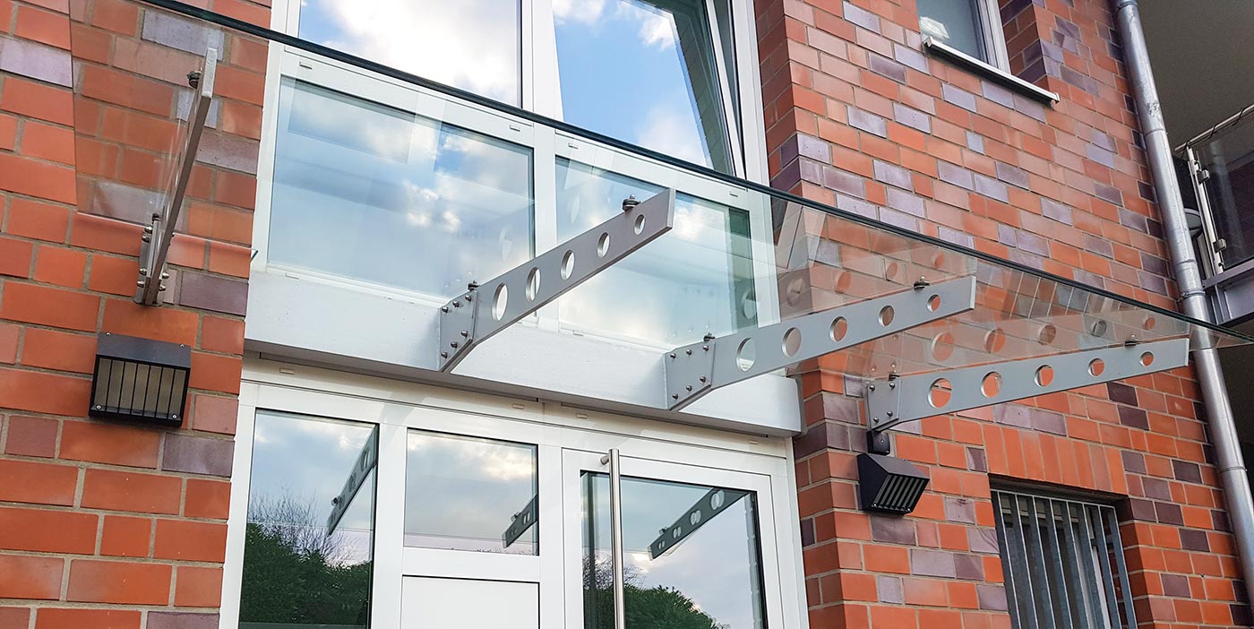 Edelstahlschlosserei Nappenfeld aus Mühlheim realisierte ein neues Vordach aus pulverbeschichtetem Stahl und Sicherheits-Glas in Mülheim.