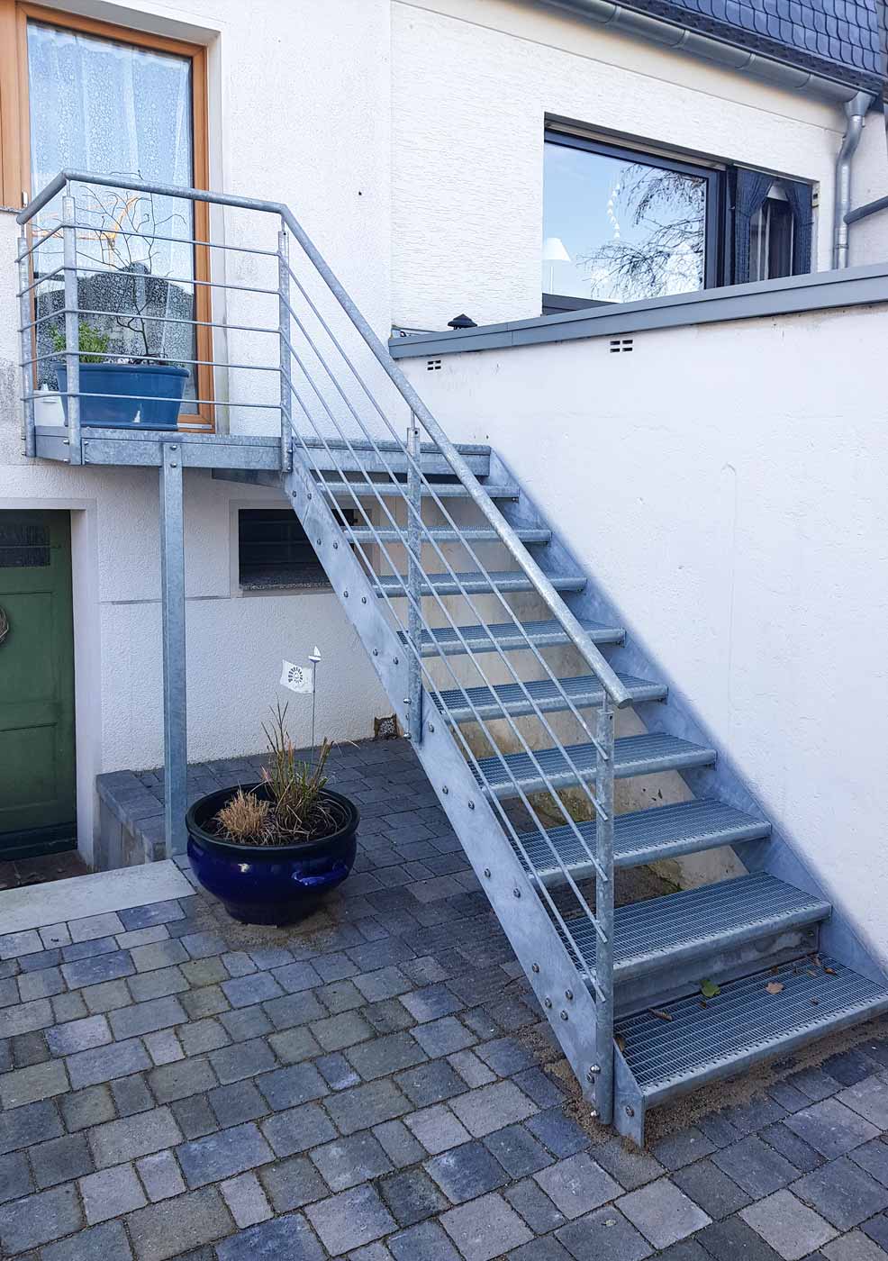 Neue Stahltreppe von der Edelstahlschlosserei Nappenfeld aus Mühlheim montiert